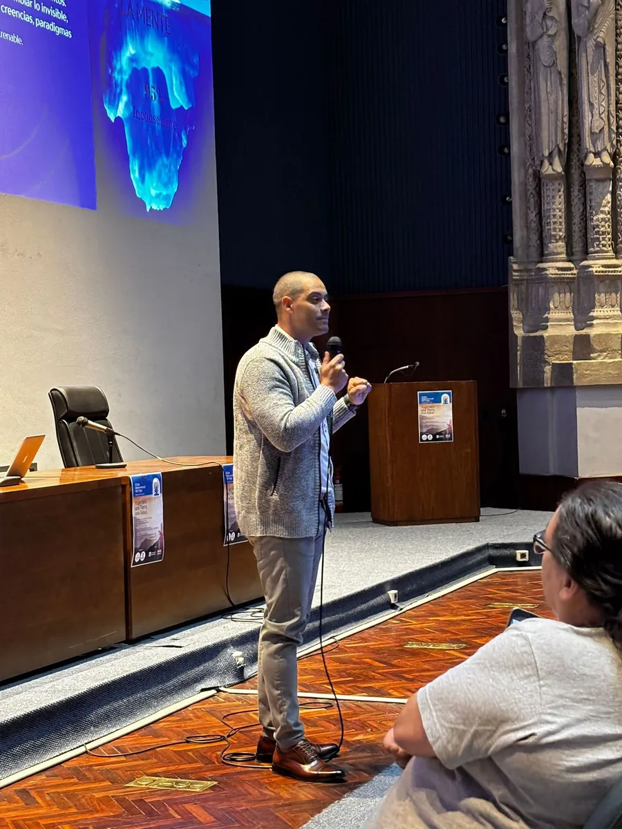 Sergio Valle Martínez presentando el concepto de 'la mente' en una conferencia