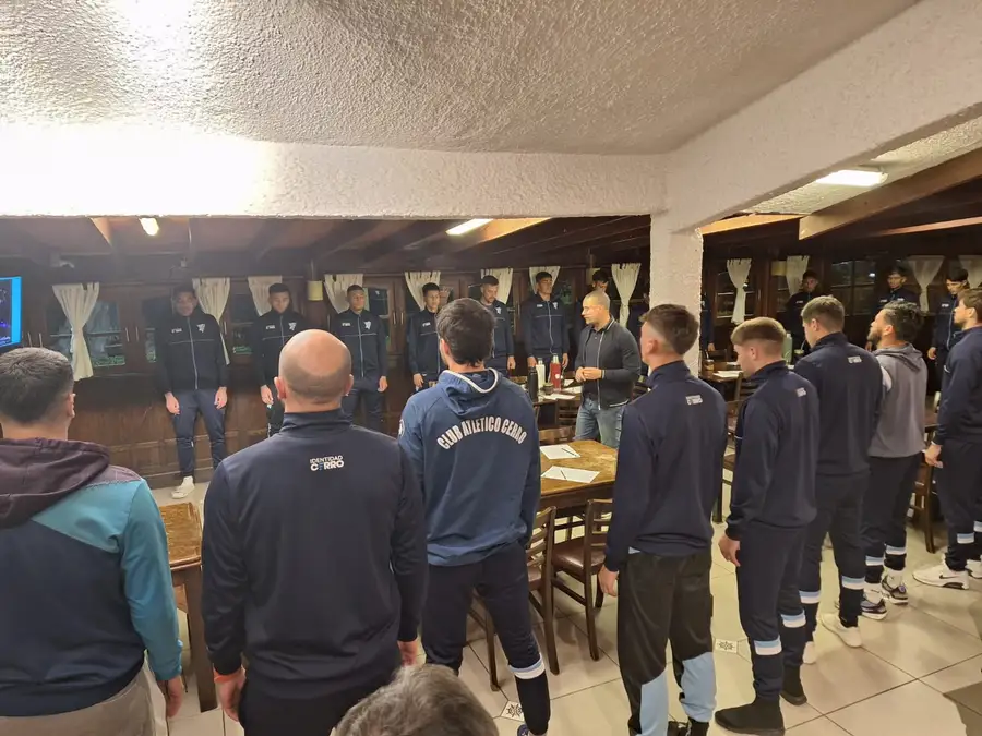 Sergio Valle Martínez reunido con el plantel juvenil de Club Atlético Cerro