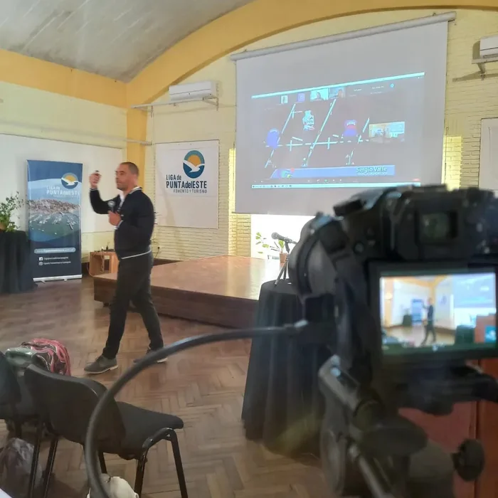 Sergio Valle Martínez detrás de escena antes de una charla en la Liga de Punta del Este