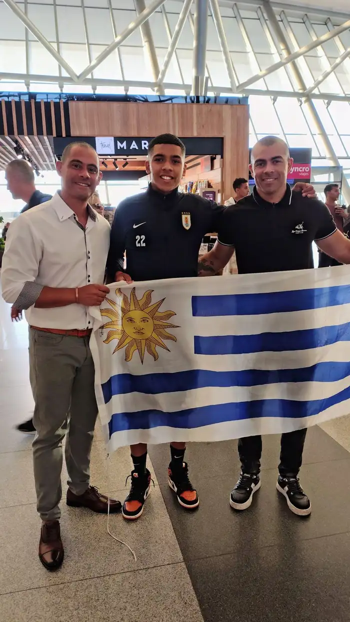 Sergio Valle Martínez despidiendo a un jugador juvenil de la selección uruguaya en el aeropuerto